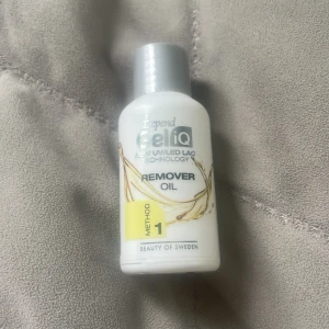 Depend Gel iQ Remover Oil - Depend Gel iQ Remover Oil är en oljebaserad remover för att ta bort UV/LED-lack. Kommer i en vit plastflaska med grått lock och gul detalj. Perfekt för dig som använder gelnagellack och vill ta bort det skonsamt hemma.