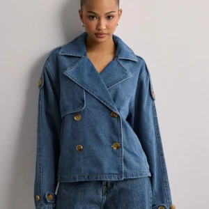 Blå jeansjacka från Nelly - Jeans trench coat som jag köpt p nelly. Bilderna är tagna från hemsidan, men de ba o fråga om bilder så kan jah visa jackan. Använd fåtal ggr.