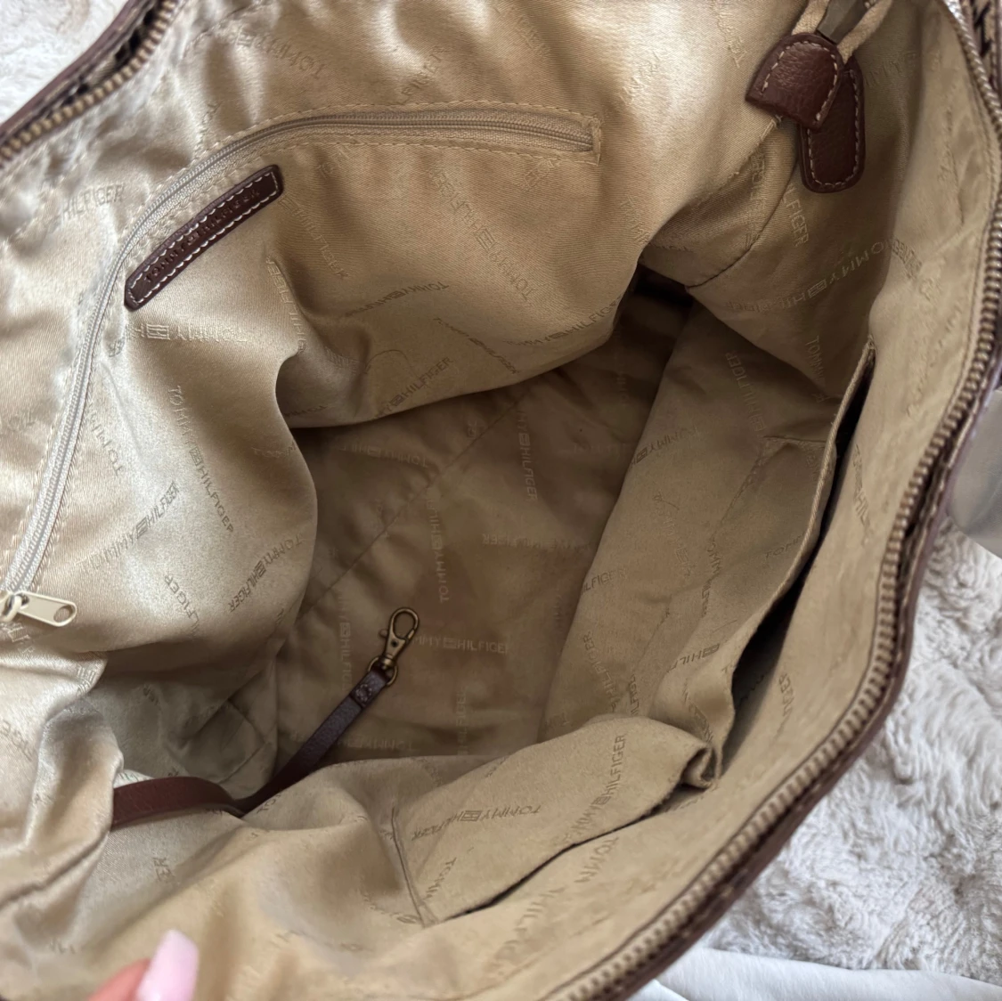 Brun Väska från Tommy Hilfiger - 4