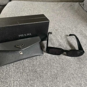 Prada solglasögon - Säljer nu dessa helt nya populära solglasögon från Prada, då de tyvärr ej passade mig så bra så tänker jag att dessa godingar ska få en ny ägare. Pris kan diskuteras. Alla tillbehör medkommer. Skriv vid minsta fundering!