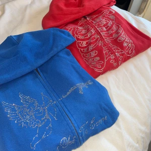 2st rinestones zip hoddies, blå+röd - 2st zip hoddies med rinestones, köpta av ett UF företag som hette ’Best Yet To Come’. Men köpte för 499kr styck. Den blåa har mer täcken på användning än den röda. Den blåa saknar några rinestones men inget man märker av. Den röda är inprincip oanvänd. UNISEX - Storlek S. 1 för 139kr, 2 för 249!!! Pris kan diskuteras vid snabb affär. Skriv för frågor!