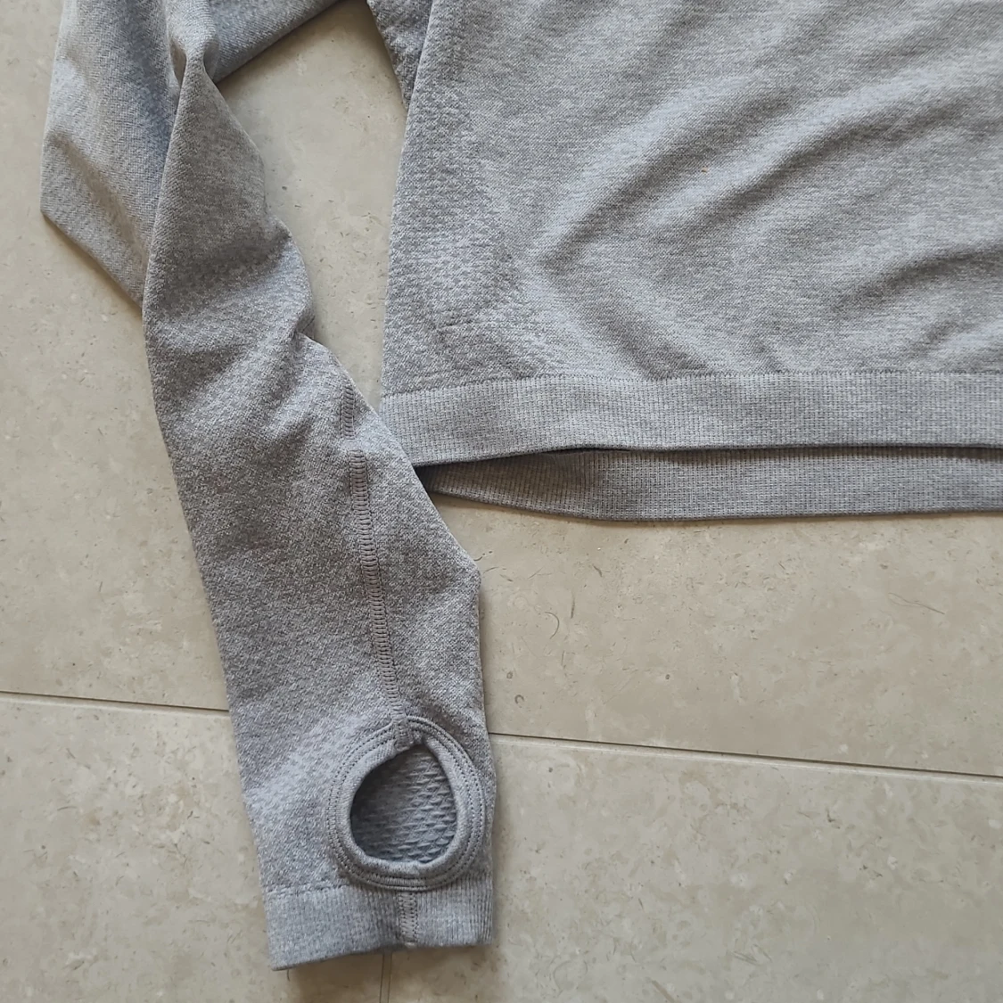 Grå croppad långärmad träningströja - 2