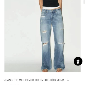 Ljusblå slitna jeans med raka ben - Säljer dessa helt slutsålda Zara jeans med lappar kvar! Säljer pga att de är för stora. Så snygga, nypris:399 kr. Helt nytt skick, endast provade! .