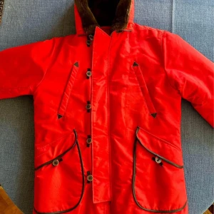 Vintage Selected Parka - Röd vinterjacka från Selected med svarta detaljer och knappar framtill. Jackan har fyra fickor med knappstängning och en hög krage med mjukt foder. Perfekt för kalla dagar och har en klassisk, sportig look.