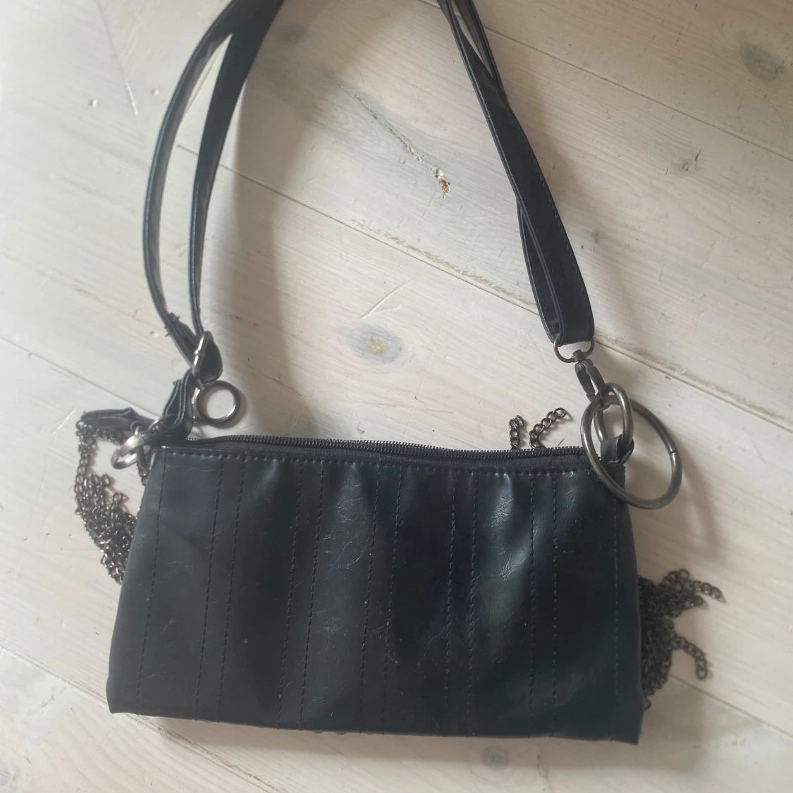 Svart axelväska med dödskalle-detaljer - 2