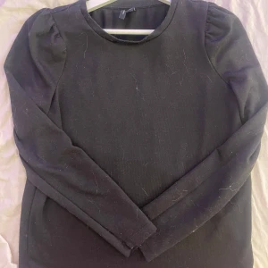 Svart långärmad topp från Vero Moda - Säljer en svart långärmad topp från Vero Moda. Lite hår på men tvättas såklart vid säljning!