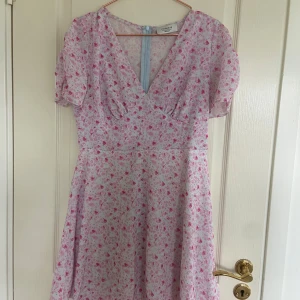 Blommig klänning - Supersöt blommig klänning från Chiquelle💗 Endast använd 1 gång, säljs då den är för liten🫶🏼