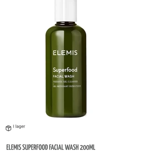 Elemis Superfood Facial Wash 200ml - Fräsch ansiktstvätt från Elemis i en grön plastflaska med vitt lock. Superfood Facial Wash är en prebiotisk gelrengöring som passar perfekt för daglig rengöring av huden. Innehåller 200 ml. ny pris 530kr