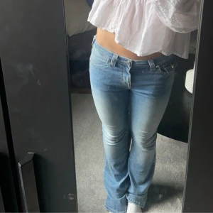 Ljusblå true religion jeans - Säljer ett par ljusblå bootcut jeans med klassisk femficksdesign och låg midja. Jeansen har en lätt tvättad look och sitter snyggt över höfterna. Perfekta till vardags med en croppad topp eller stickad tröja.