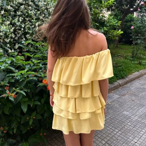 Volang klänning  - Volang klänning som jag aldrig har användt. Den är från anielle_label som syr sina egna klänningar och säljer. Ny priset för denna är 1 400kr och alla färger är slutsålda. Ny pris 900kr för att den aldrig har används och finns inga som helst tecken på användning💛💛 PRISLAPP KVAAR