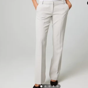 Vera kostymbyxor - Säljer dessa beiga kostymbyxorna från Bikbok i den populära modellen ”Vera” alltså lågmidjade och straight/bootcut i modellen. Storlek 40 men sitter tajt på mig som har S/M i underdelar. I princip aldrig använda💞hör av dig vid funderingar