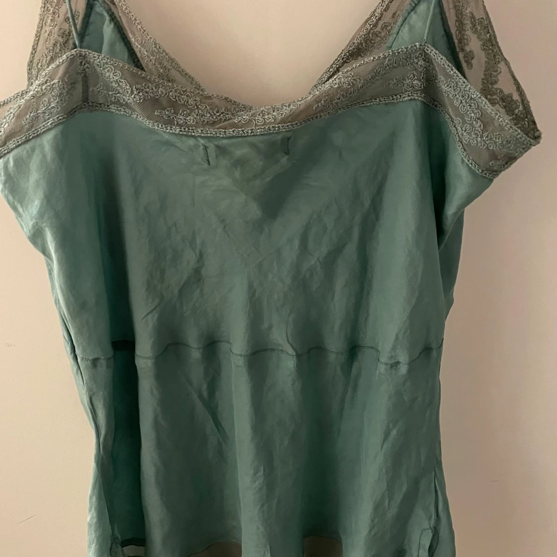 Linne med spetsdetaljer - 2