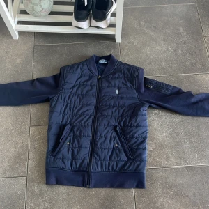 Mörkblå cardigan från Polo Ralph Lauren - Säljer nu denna sjukt snygga Ralph lauren cardigan som blivit för liten för mig tyvvär. Den passar till allt och är perfekt nu till sommarkvällarna. För mer bilder eller frågor kp. 