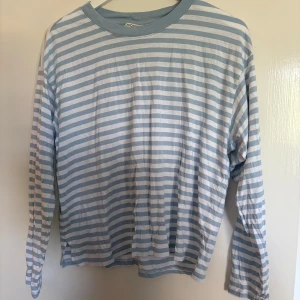 Ljusblå och vit randig långärmad tröja - Säljer en långärmad tröja från Monki i ljusblått och vitt med klassiskt randigt mönster. Tröjan har rund halsringning och är i mjuk bomull, pris kan diskuteras.