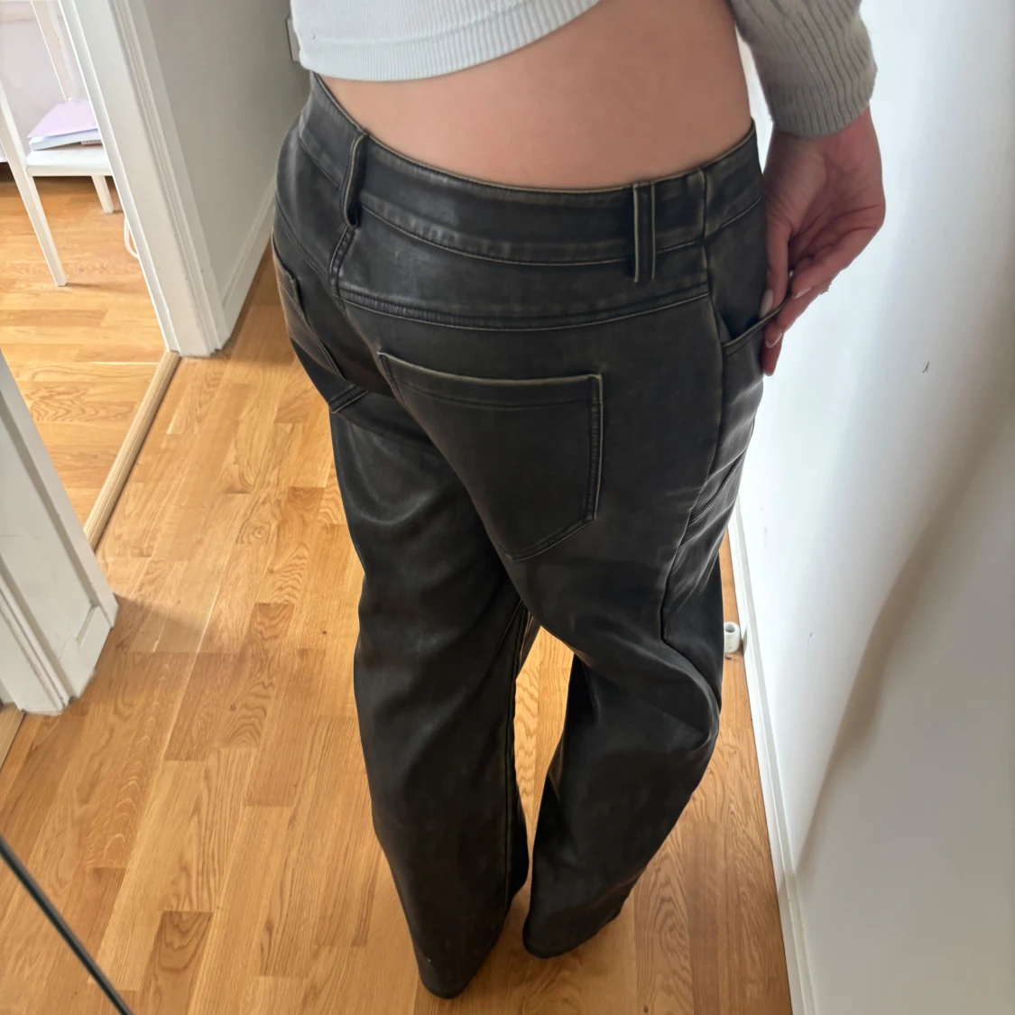 Baggy läderbyxor med låg midja - 2