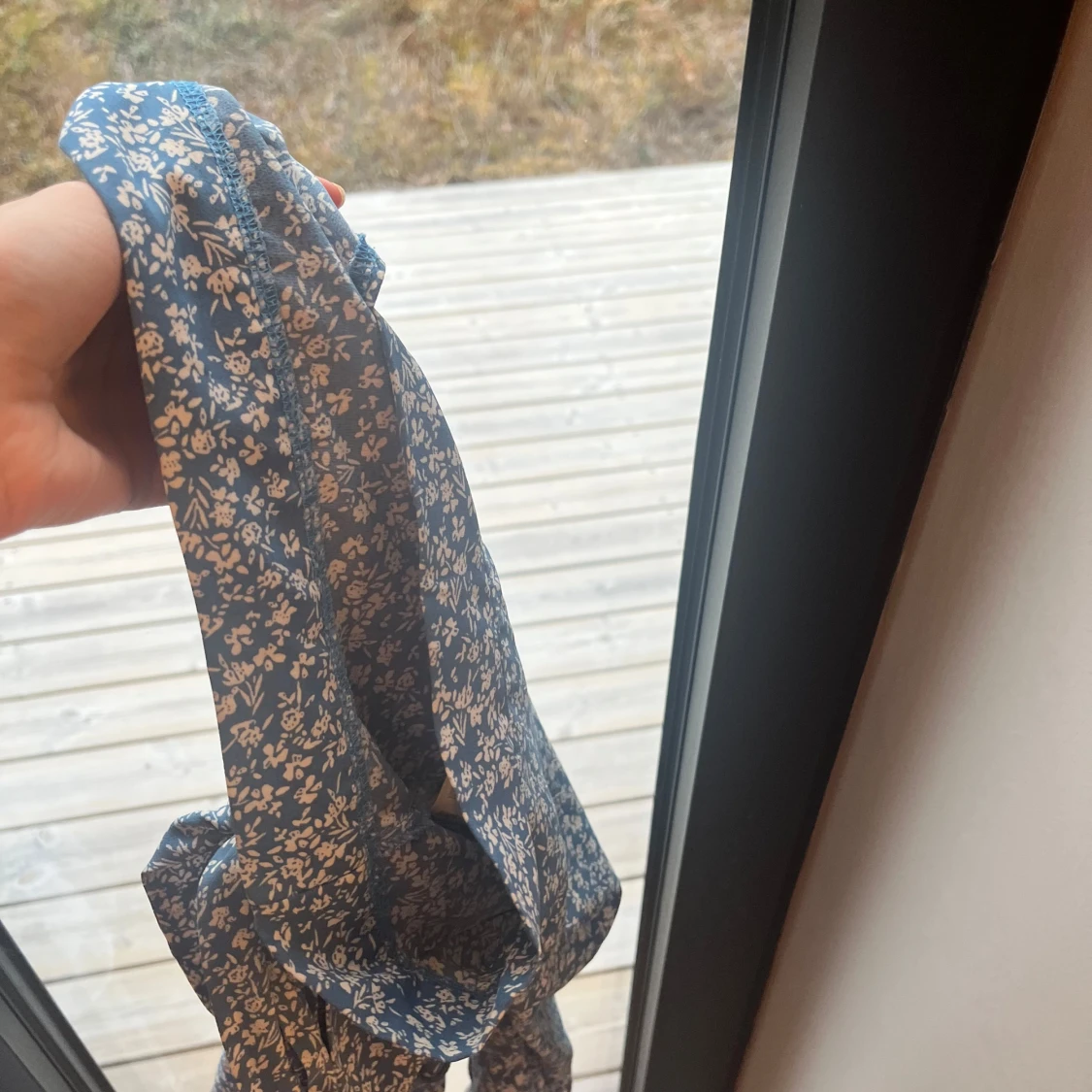 Blå blommig omlottkjol med volang - 3