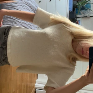 Krämvit stickad kortärmad tröja  - Superfin kortärmad stickad tröja i en krämvit och mjuk färg.Lite boxig/overzised passform och lite croppad i modellen (eller så är den bara lite för liten på mig). Passar perfekt till lpgmidjade jeans eller en fin kjol! Den har inga fläckar eller hål och säljs pgr av rensning! Storlek: S (passar även XS-M beroende på önskad passform). Skriv om fler närbilder! 🌸☀️🥰