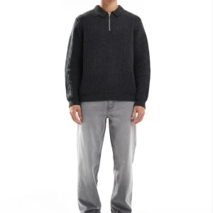 Ljusgrå raka jeans - Säljer 2 par helt oanvända jeans. De ena jeansen är storlek W32 L32, och det andra jeansen är i storlek W32 L34.