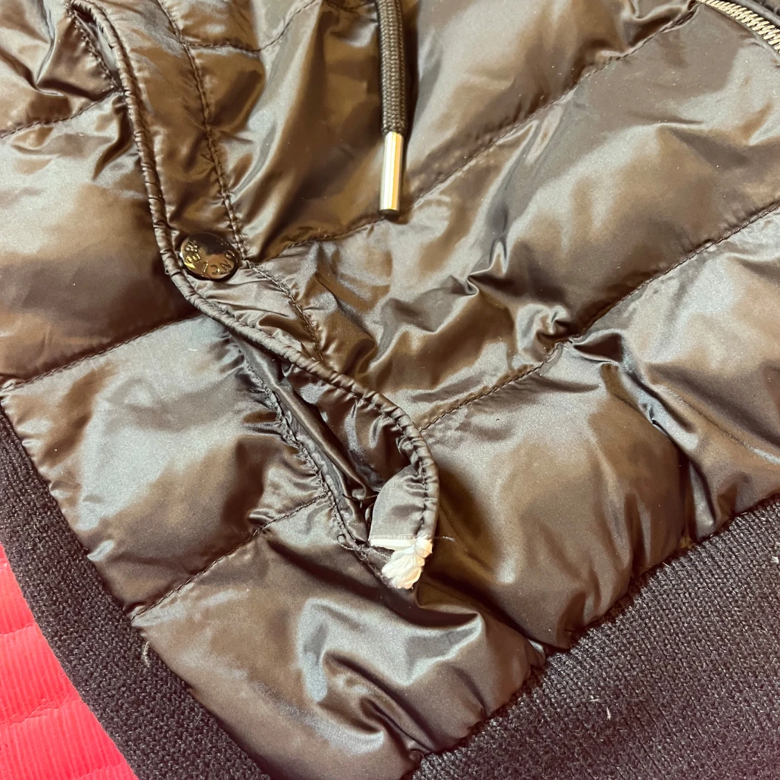 Svart pufferjacka med stickade ärmar från Moncler - 3