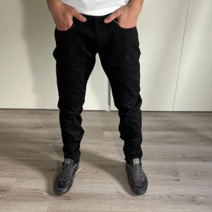 Svarta Replay Anbass - Svarta Replay Anbass i svart. De är o storlek W32 och är i mycket bra skick. Skriv vid frågor!