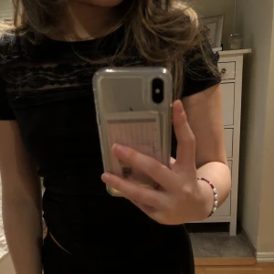 Tröja med spets - Säljer denna svarta tröja med spets. Jätte söt, använd 1 gång. Säljer för 70kr+frakt.