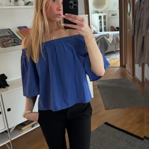 Blå offshoulder blus - Säljer en blå offshoulder blus med vida trekvartsärmar. Perfekt till sommaren!❤️
