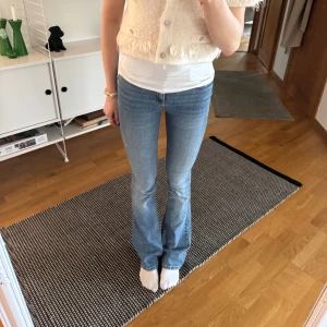 Blå bootcut jeans - Säljer dessa bootcut jeansen från Only, då de ej kommer till användning. Är medelhögmidja och har ett stretchigt material! ❤️