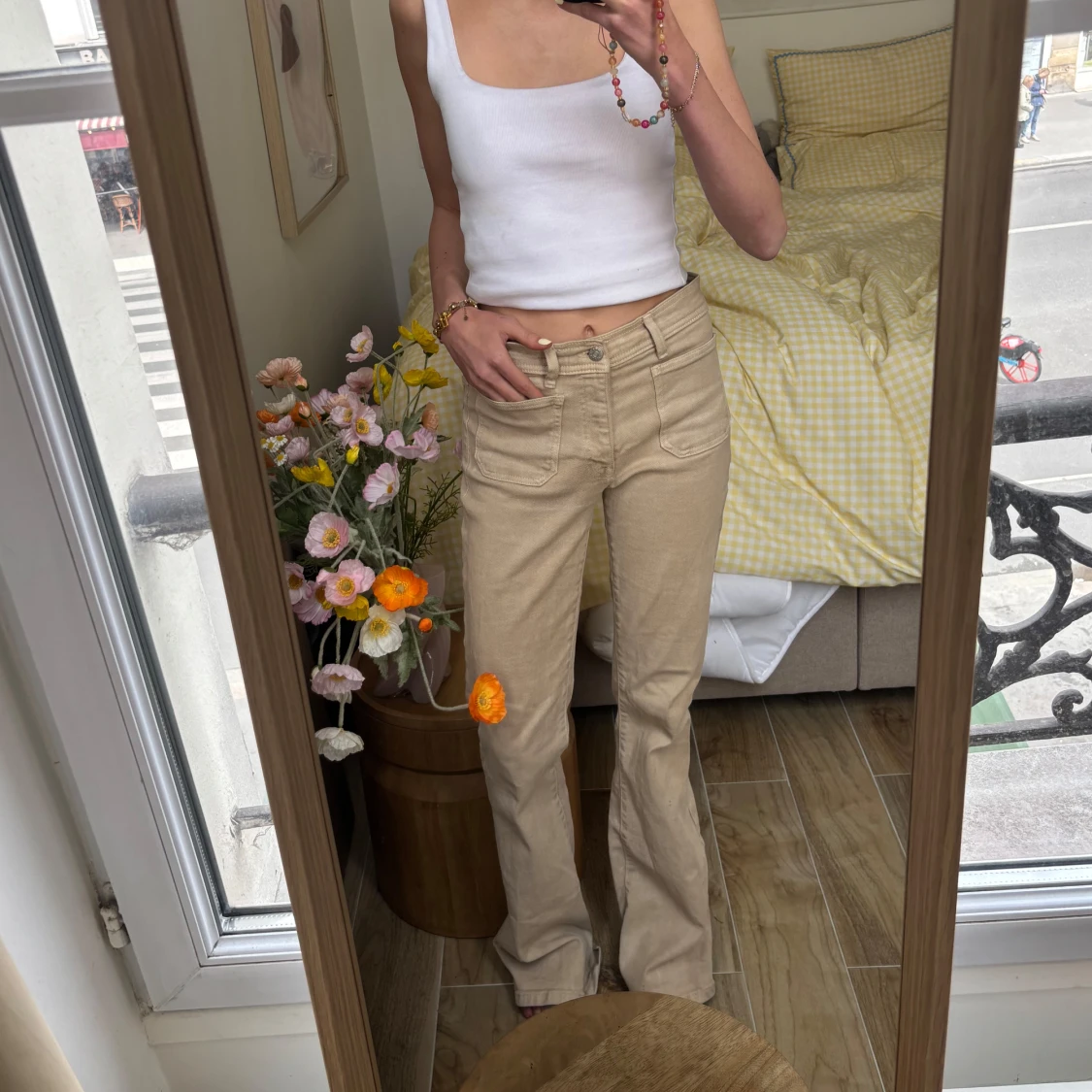 Beiga utsvängda jeans - 2