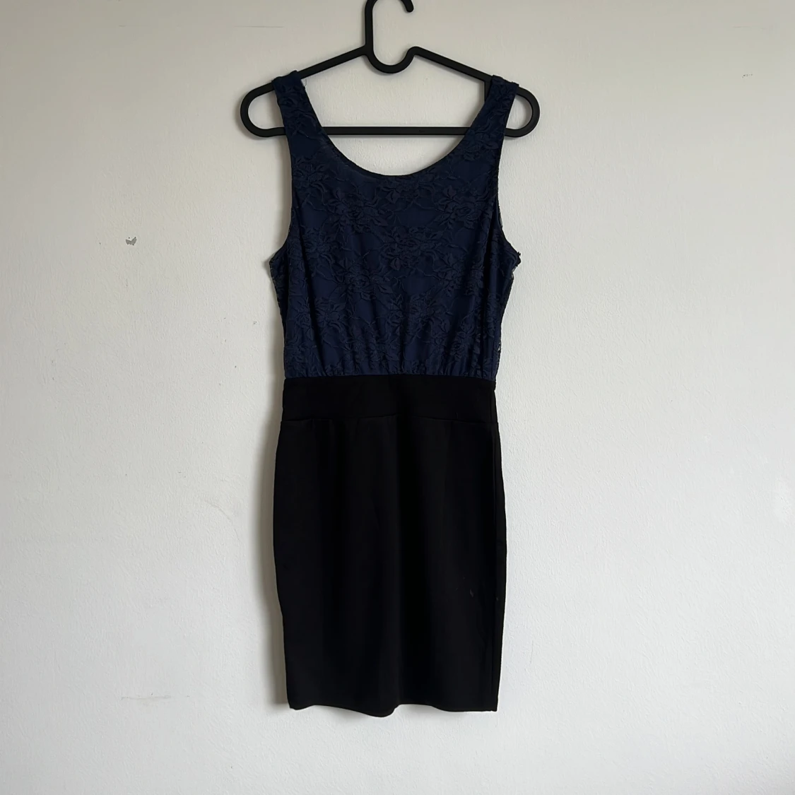 Blå spetsklänning med svart kjol - 1