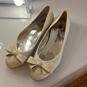  ballerinaskor med rosett - Snygga krämvita ballerinaskor jag tror dom är ifrån högl då det står i skorna, men jag köpte på sellpy.super söt rosett framtill