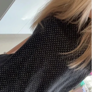 Fin svart topp med guld detaljer  - Jättefin topp som passar till mycket, T-shirt ärmar och rund halsringning. Den är svart med guldiga detaljer över hela tröjan som gör den lite finare. Går att klä upp och ner. 