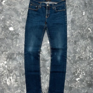 Nudie Jeans - Säljer ett par mörkblå nudie jeans i mycket bra skick. Modellen är Tube Kelly och färgen heter rinsed strikey. Nypriset ligger på ca 1400. Bara att höra av dig vid frågor eller funderingar.