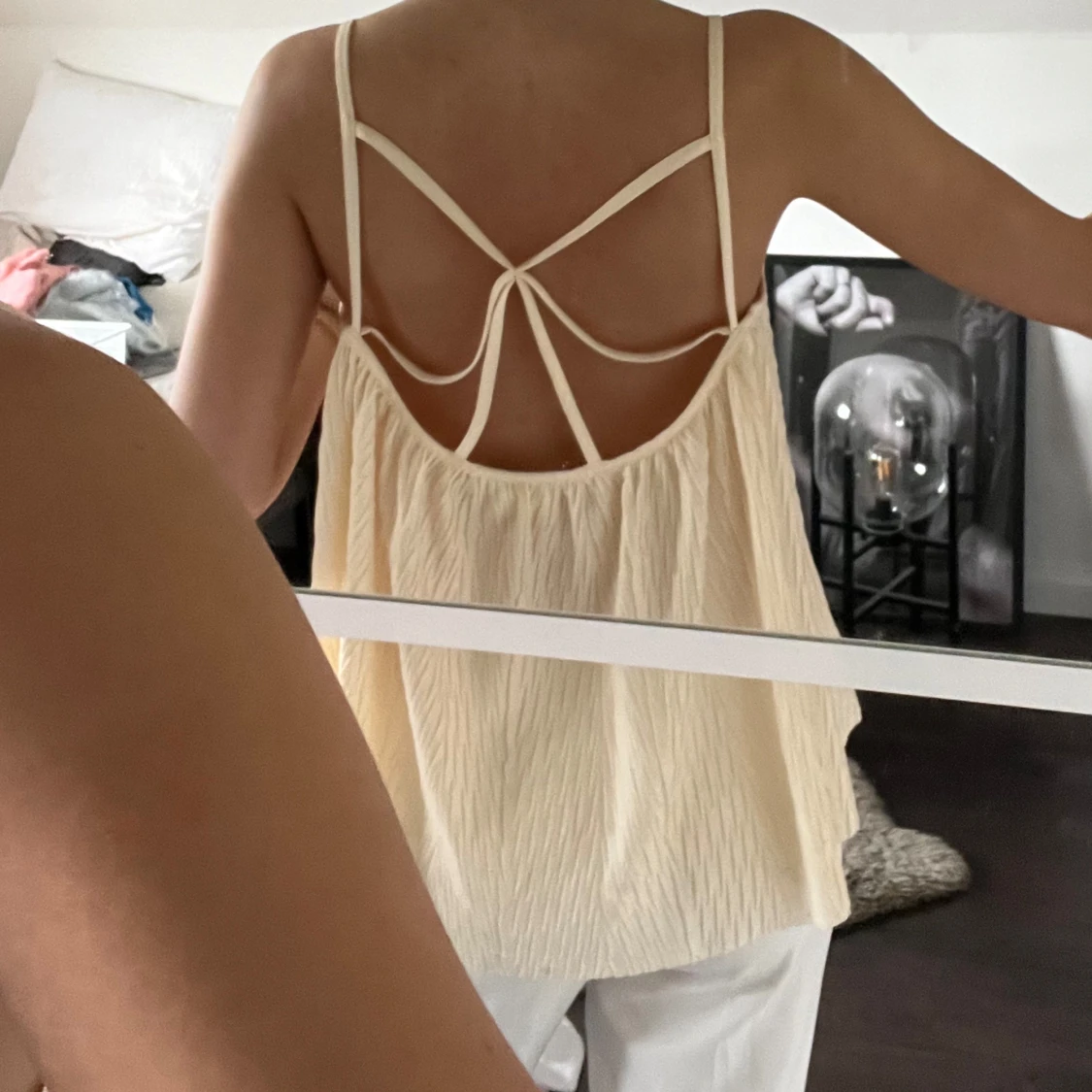 Ljusgul plisserad linnetopp med band i ryggen - 1