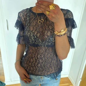 Topp/blus av spets - Världens finaste Spetsblus perfekt på fest. Kontakta vid mer frågor!