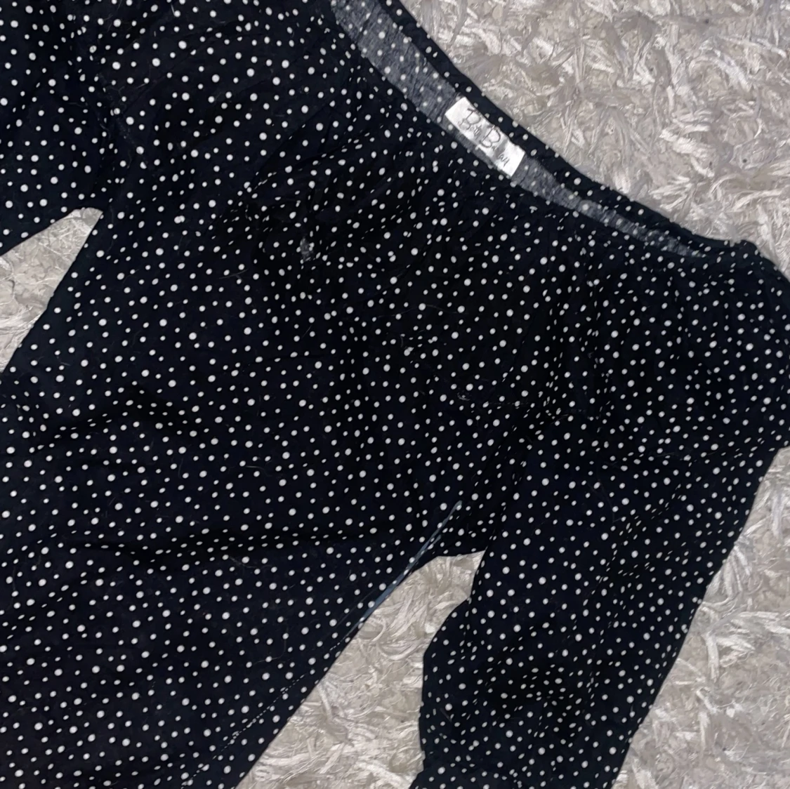 Prickig off-shoulder volang t-shirt/blus  - 2