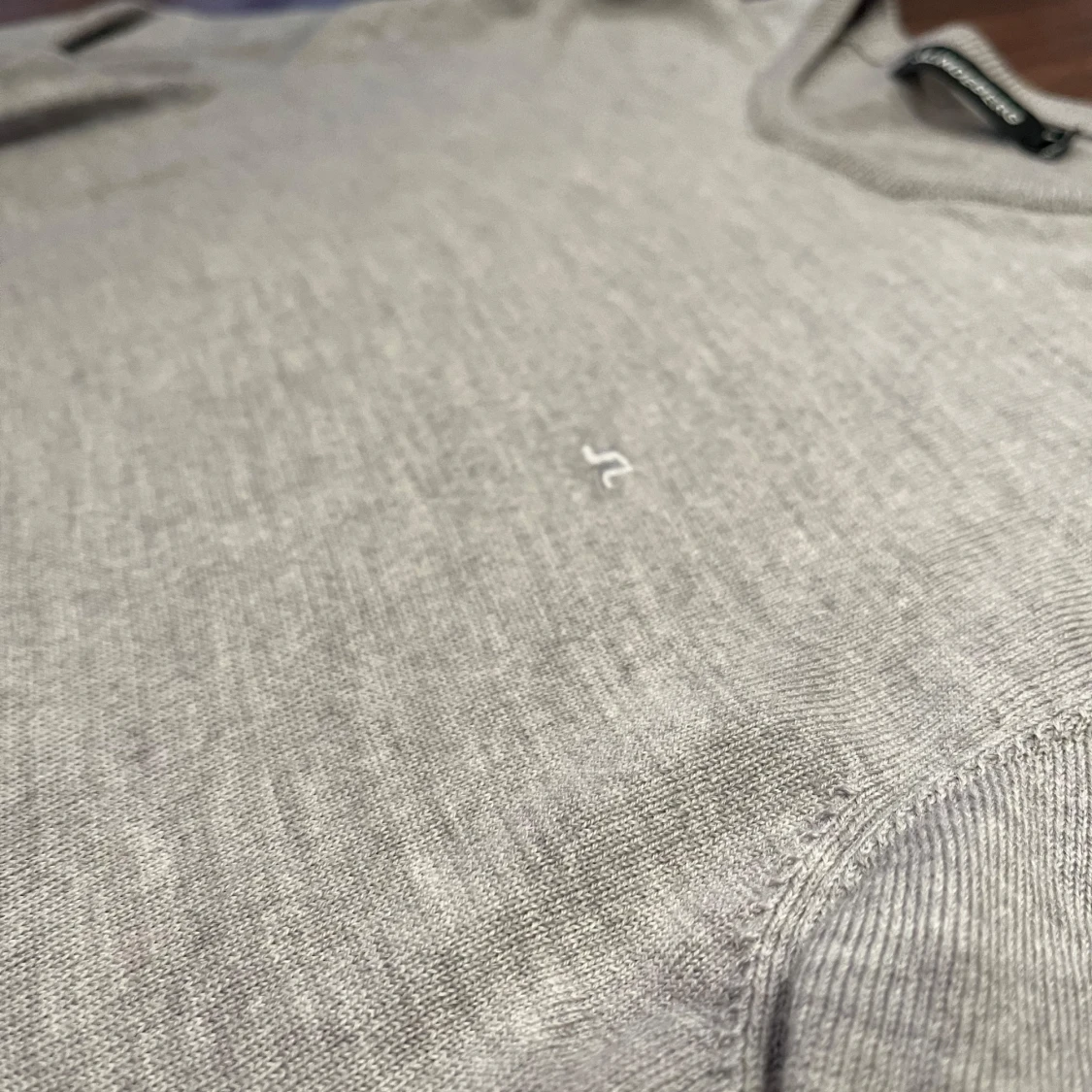 Grå tröja i merinoull från J.Lindeberg - 1