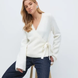 Vit omlottkofta med knyt - Säljer denna slutsålda kofta från gina då den inte kommer till användning🫶🏻