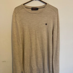 Beige stickad tröja från Morris - Tröjan är använd ett fåtal gånger och känns som ny