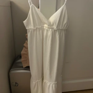 Gullig vit klänning - Super fin vit klänning, perfekt till skolavslutning/student!! Väldigt bra skick