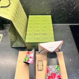 Gucci slides tofflor - Gucci tofflor helt nya i 37, kontakta för mer info