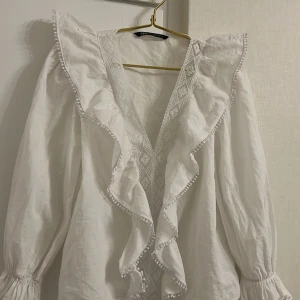 Blus från Zara - En väldigt vacker blus från Zara i storlek XS, passar exempelvis perfekt inför midsommar☀️🥂Säljer för jag inte använder den mer☺️