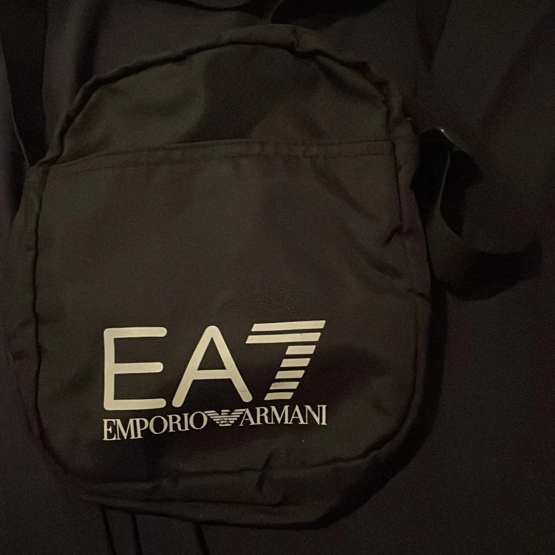 Svart axelväska från Emporio Armani EA7
