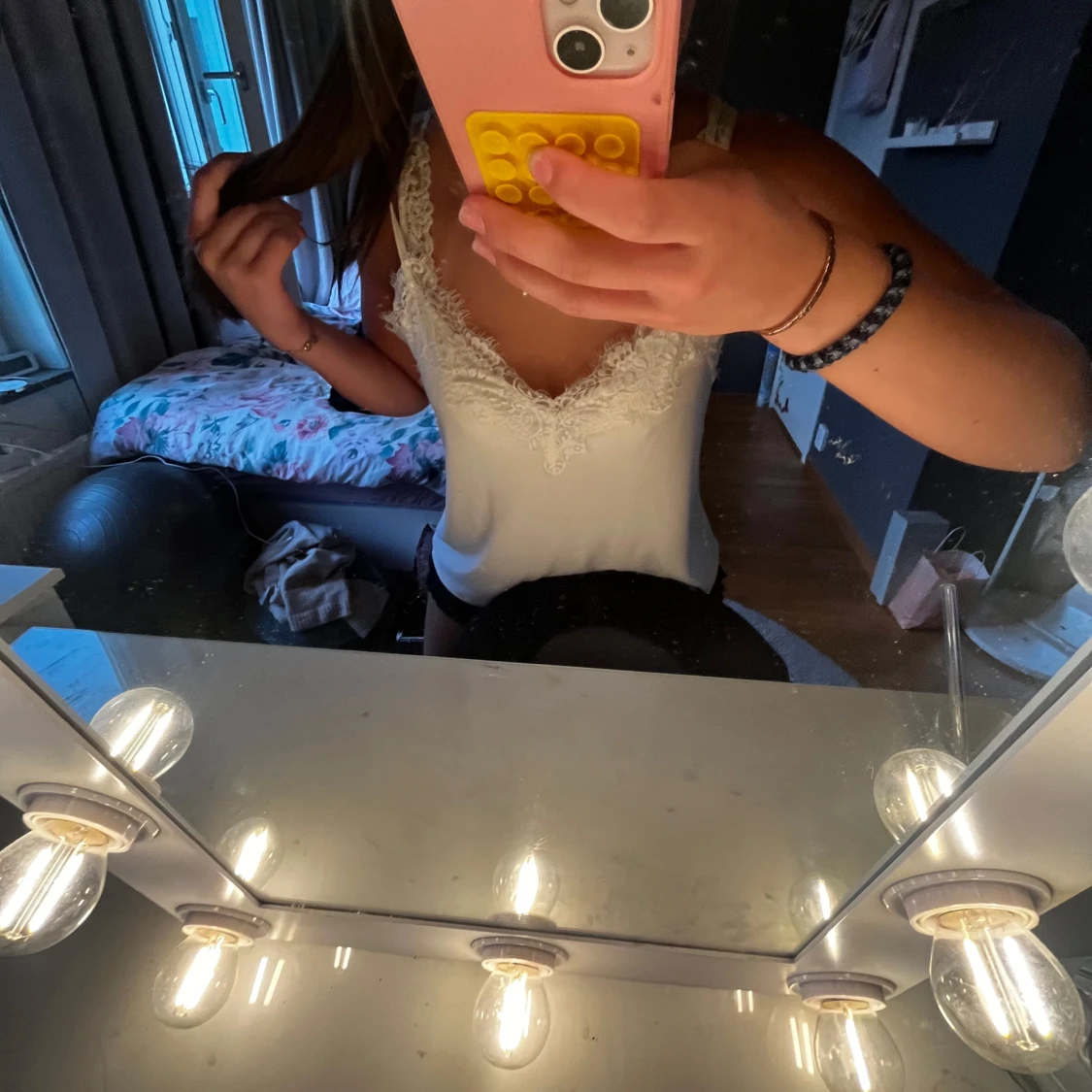 Vit linnetopp med spetsdetaljer pyamas linne