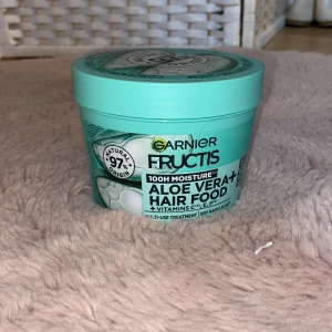 Garnier Fructis Aloe Vera+ Hair Food - Ger glansigt o lent hår!Fuktgivande hårinpackning från Garnier Fructis med aloe vera och vitaminer. Kommer i en turkos plastburk med skruvlock. Krämig, vit formula som passar för torrt hår och ger intensiv återfuktning.