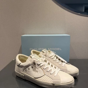 Philippe model skor - Säljer nu mina sprillans nya philippe model skor som jag inte har använt en ända gång. Säljer skorna på grund av att de inte passade mig. Nypris på skorna är 3511kr på Minto. Mitt pris 2799‼️Först till kvarn som gäller. Vid frågor eller funderingar är det bara att höra av sig. Såklart ÄKTA💯