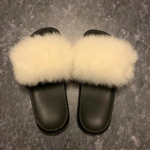 Äkta päls tofflor -  Helt nya och oanvända pälstofflor i äkta päls. Storlek 40/41. Skulle säga det kan passa storlek 39 också om man har bred fot💛