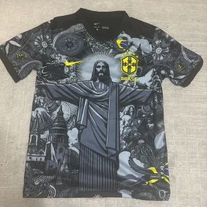  Svart och grå Brasilien fotbollströja  - Unik Brasilien fotbollströja från Nike med stort tryck av Kristusstatyn och detaljerade grafiska mönster i svart, grått och gult. Använd fåtal gånger 