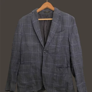 Massimo dutti linnekavaj  - Snygg grå kavaj med vitt rutmönster och klassisk passform. Kavajen har en knapp framtill, två fickor och en bröstficka. Perfekt för bal eller festliga tillfällen.