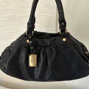 Marc Jacobs Classic Q leather - Säljer denna super snygga och eftertraktade väska från Marc Jacobs i modellen Classic Q leather❣️❣️så snygg och rymlig och passar till allt!