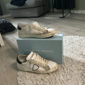 Philippe Model skor - Säljer mina Philippe Models dem är köpta nya för en månad sen så dem är väldigt bra skick! Allt og får med låda dustbag osv